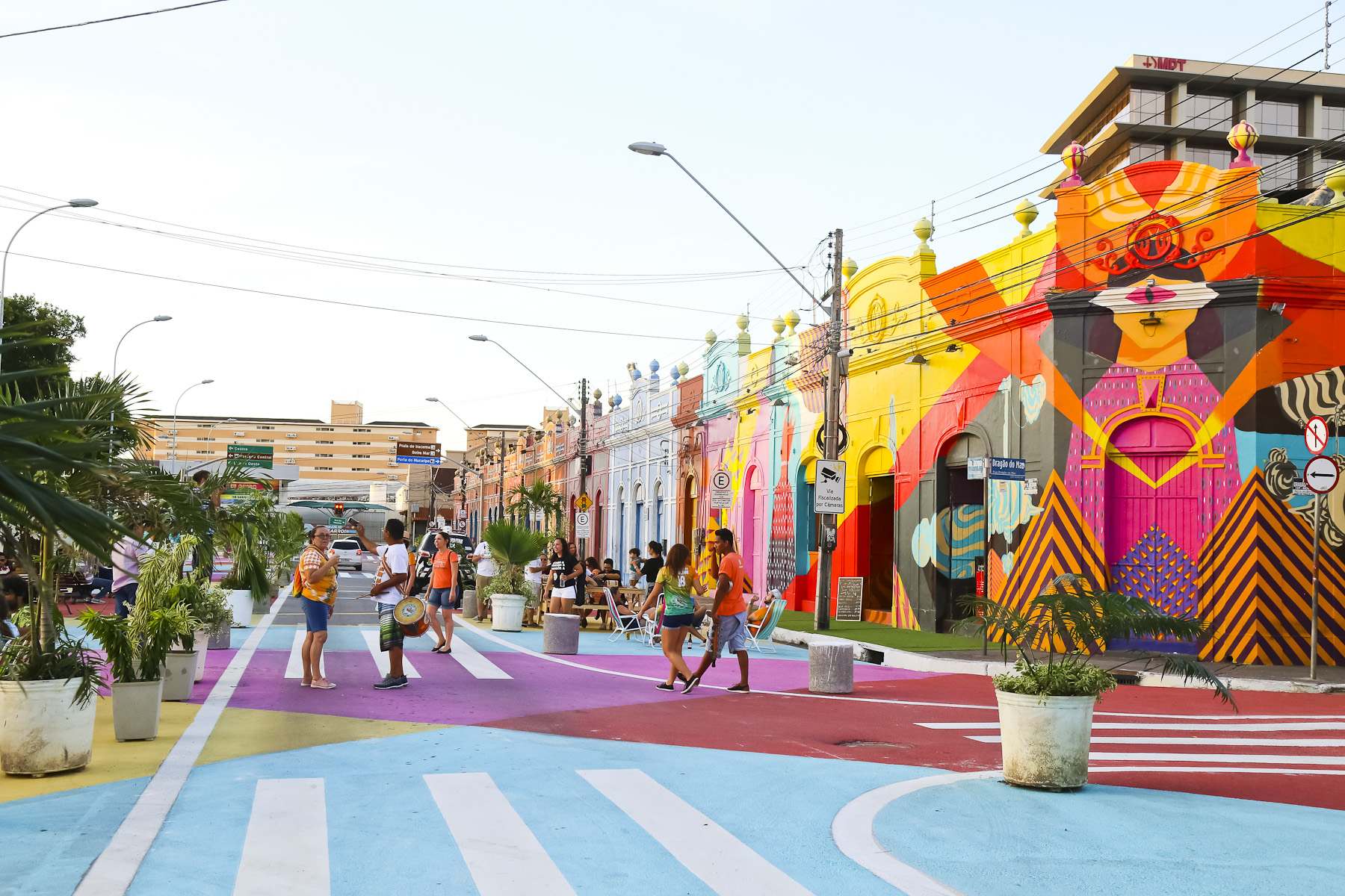 intervenção cidade da gente, com ruas pintadas de várias cores (azul, amarelo e rosa)